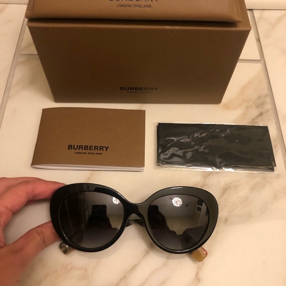🔥NEW BURBERRY SUNGLASSES 🔥 - Picture 2 of 11